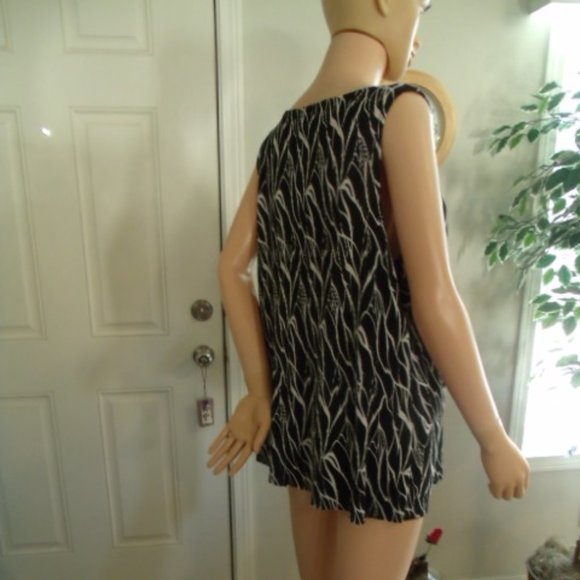 Theo - 2X Black n White Ribbed Sleeveless Blouse - Picture 3 of 5